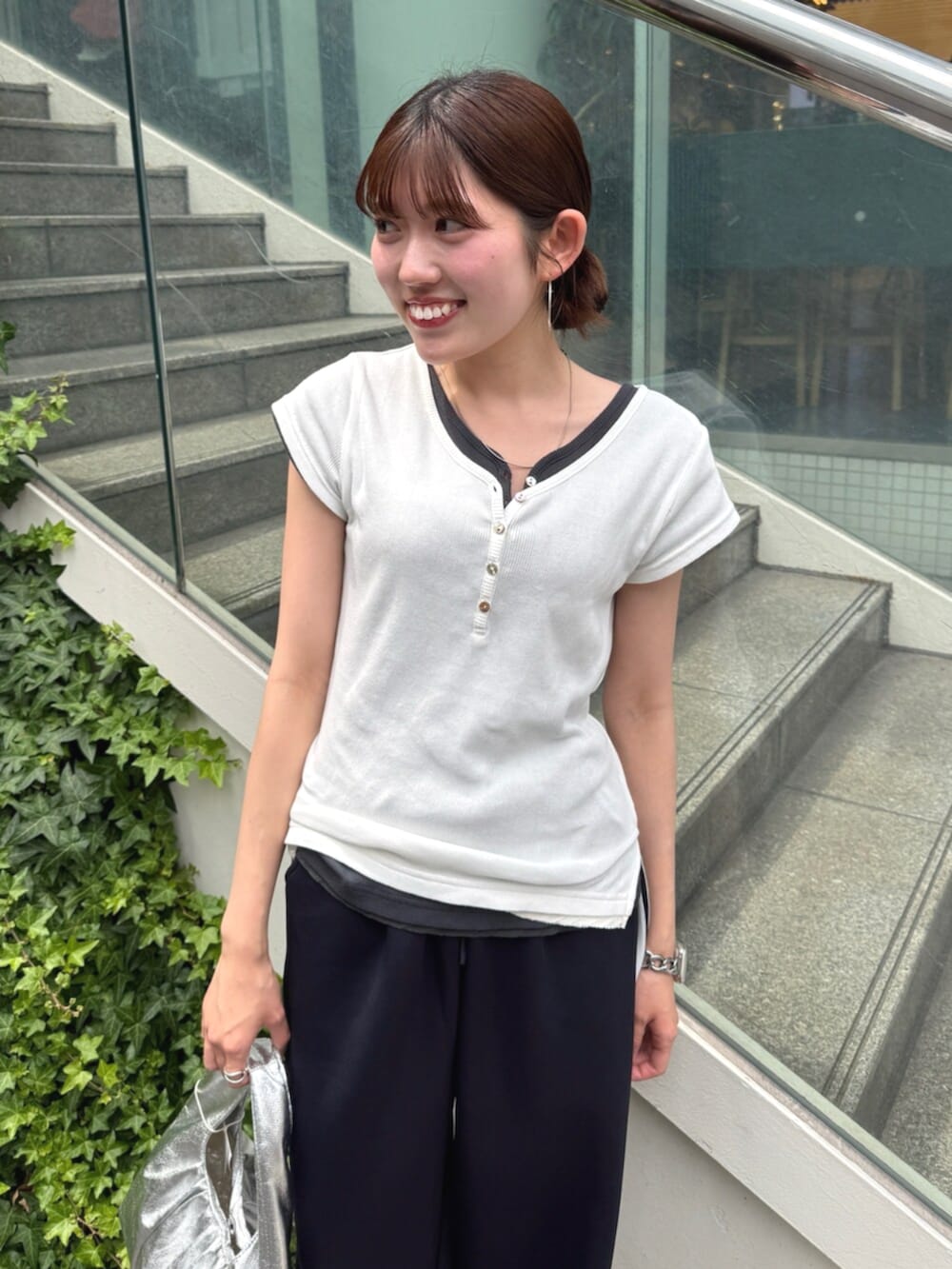 シルバー系のハンドバッグ、ブルー系のその他パンツ、ホワイト系のTシャツ/カットソーを着用したレディースの夏コーディネートの5枚目の写真