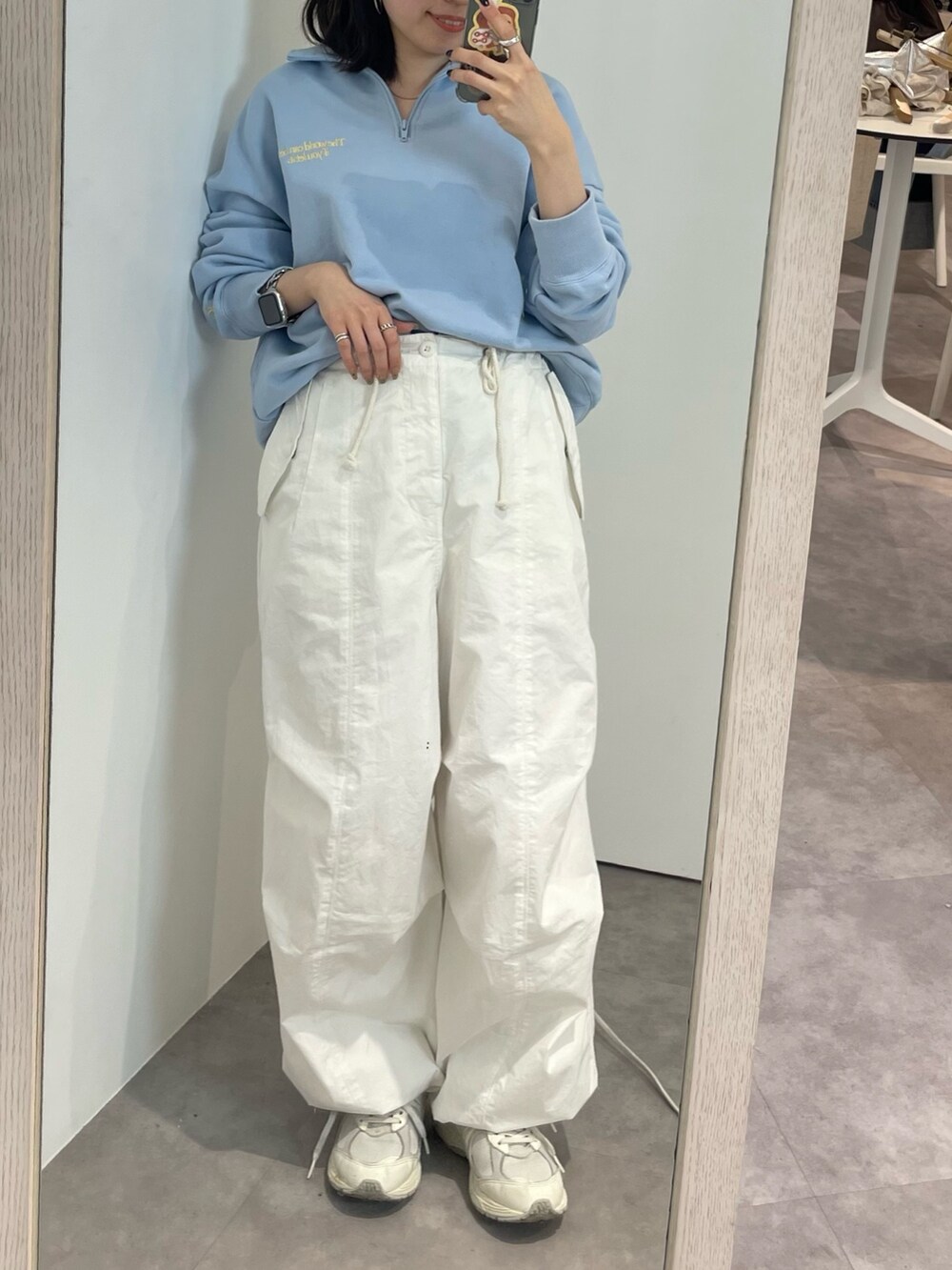 ホワイト系のその他パンツ、ブルー系のスウェットを着用したレディースの冬コーディネートの5枚目の写真