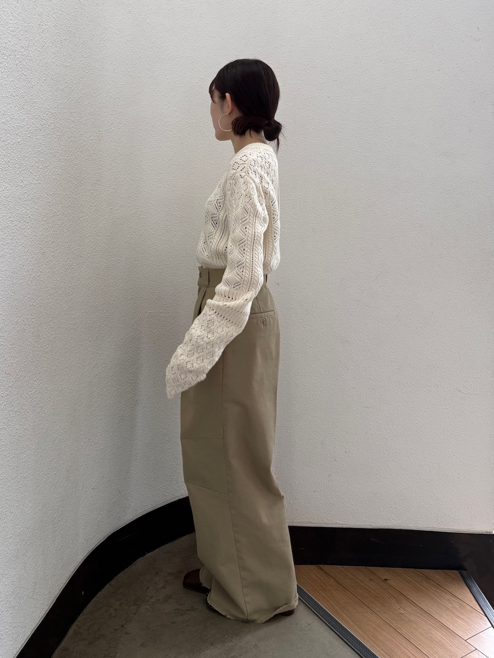 ベージュ系のその他パンツ、ブラウン系のブーツ、ホワイト系のニット/セーターを着用したレディースの秋コーディネートの5枚目の写真