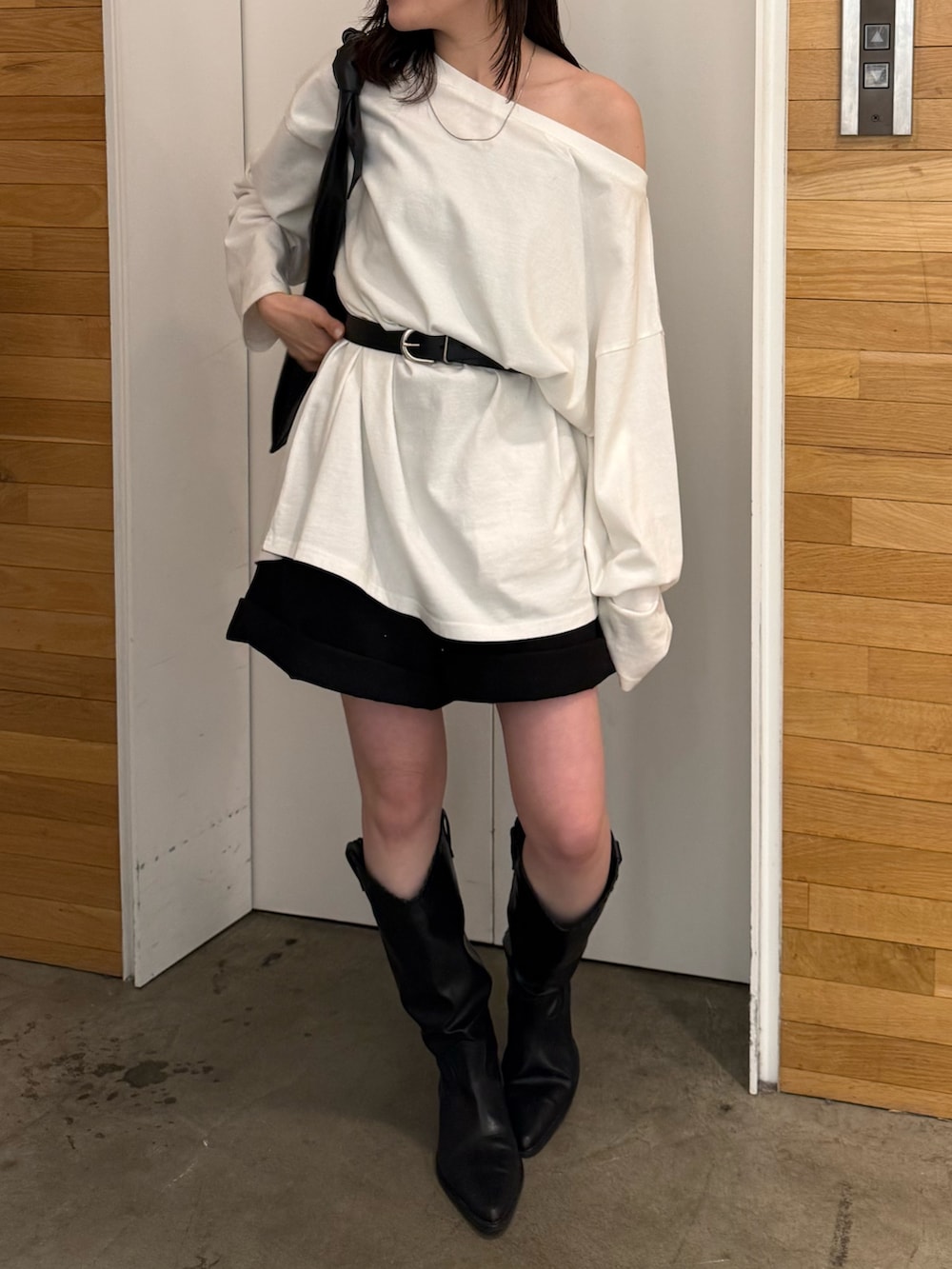 ホワイト系のTシャツ/カットソー、ブラック系のその他パンツ、ブラック系のハンドバッグを着用したレディースの春コーディネートの3枚目の写真