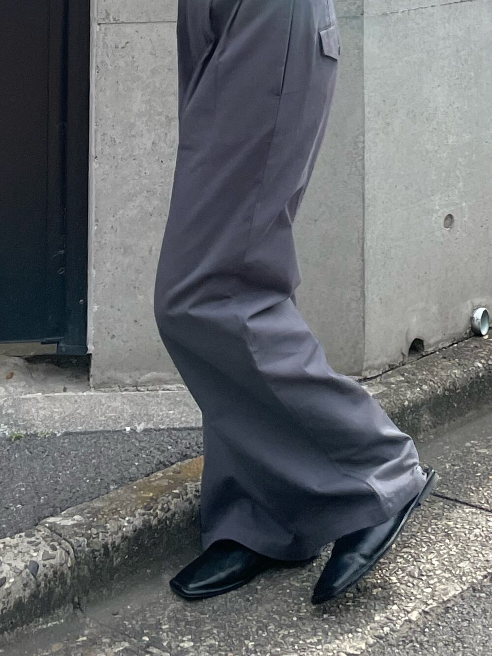 ブラック系のキャミソール、ブラック系のローファー、グリーン系のTシャツ/カットソーを着用したレディースの夏コーディネートの7枚目の写真