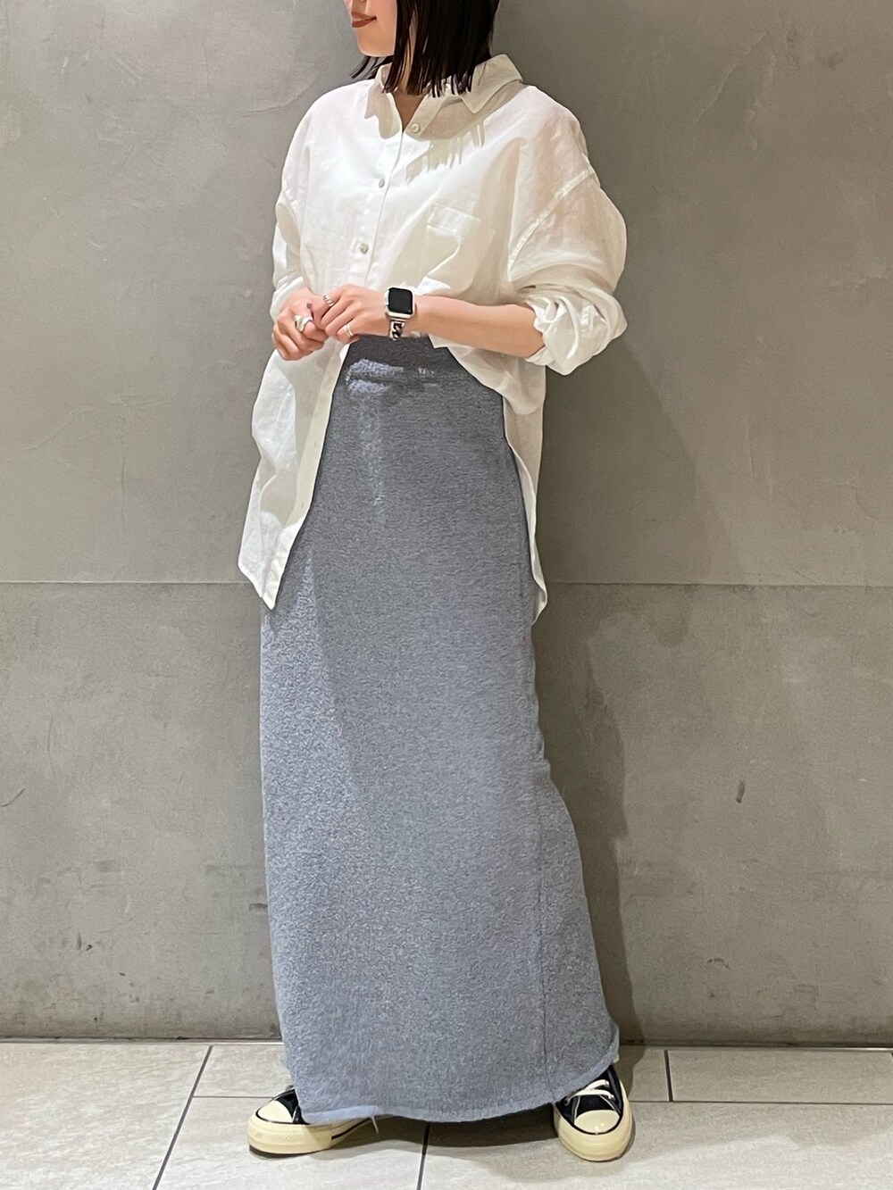 ホワイト系のシャツ/ブラウス、ブルー系のスカートを着用したレディースの春コーディネートの3枚目の写真