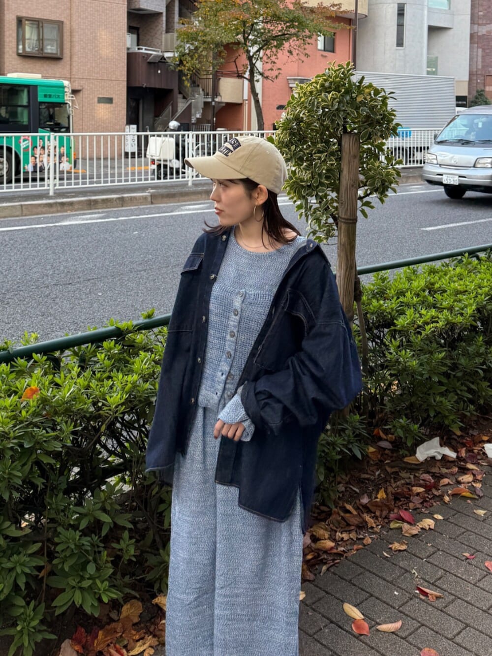 ブルー系のシャツ/ブラウス、ブルー系のワンピース、ベージュ系のキャップを着用したレディースの秋コーディネートの7枚目の写真