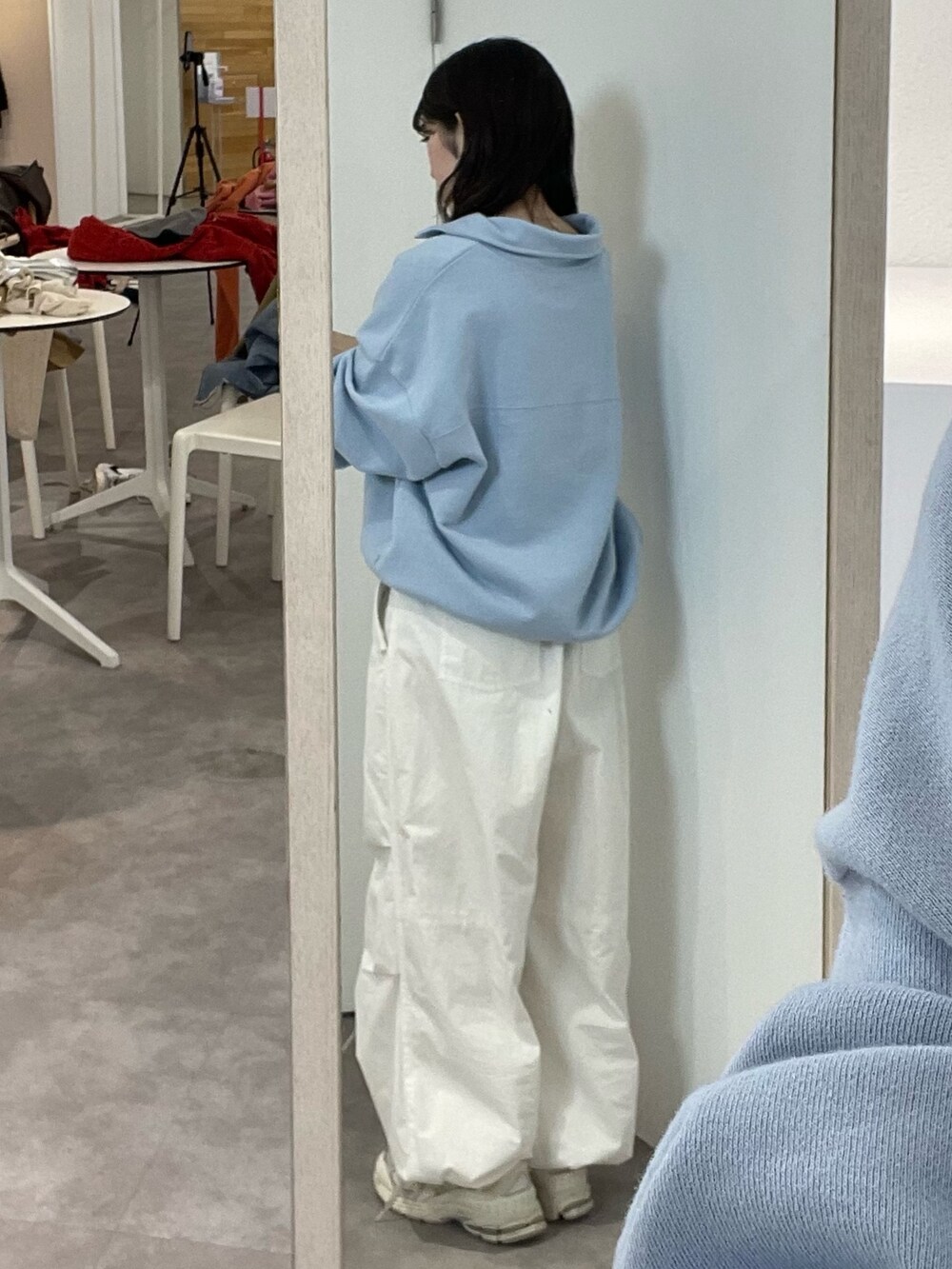 ホワイト系のその他パンツ、ブルー系のスウェットを着用したレディースの冬コーディネートの6枚目の写真