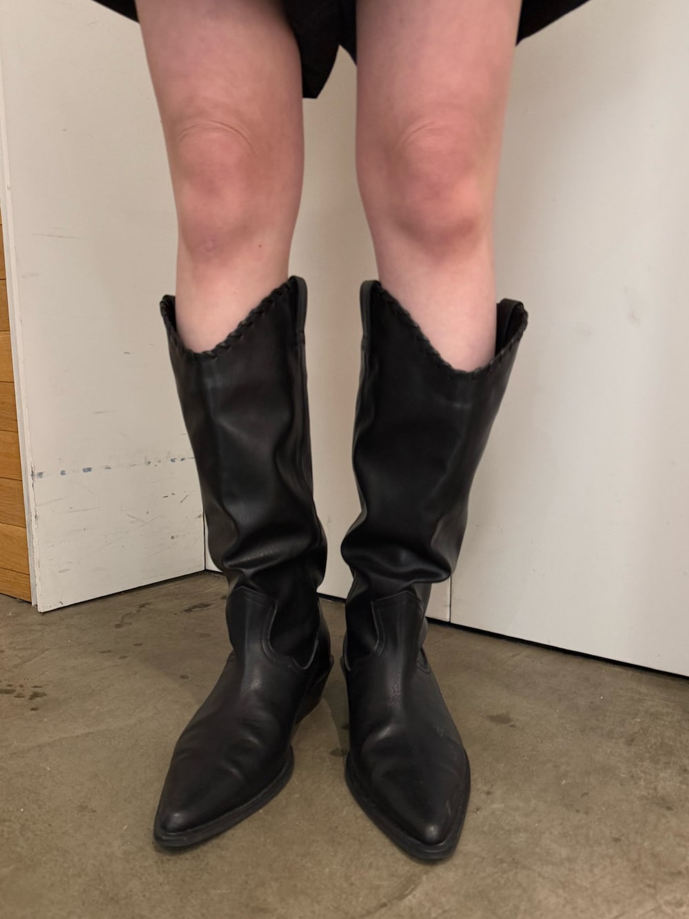 ホワイト系のTシャツ/カットソー、ブラック系のその他パンツ、ブラック系のハンドバッグを着用したレディースの春コーディネートの6枚目の写真