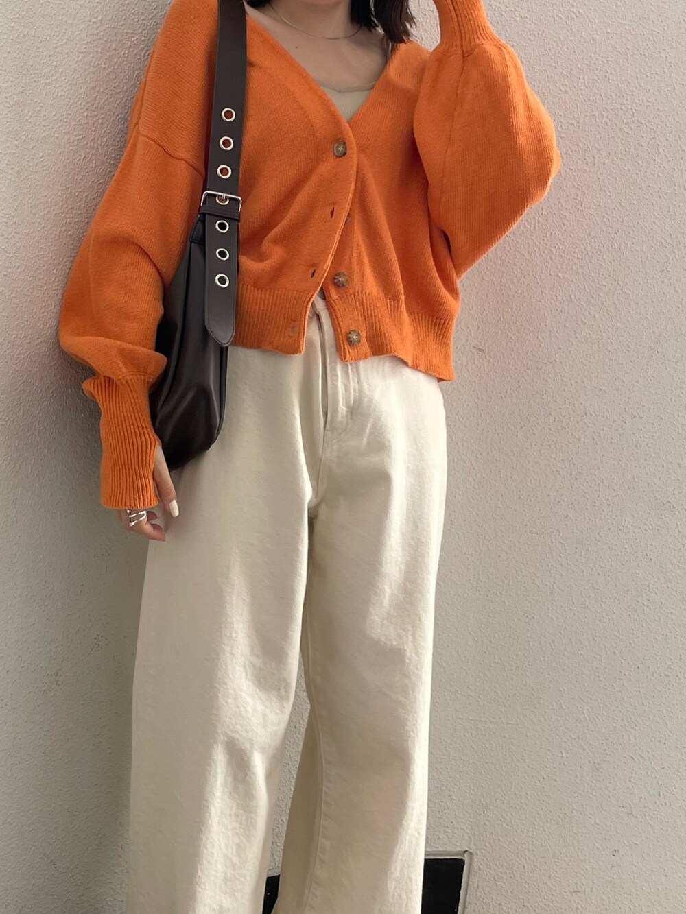 グレー系のキャミソール、ホワイト系のデニムパンツ、ホワイト系のサンダルを着用したレディースの春コーディネートの7枚目の写真