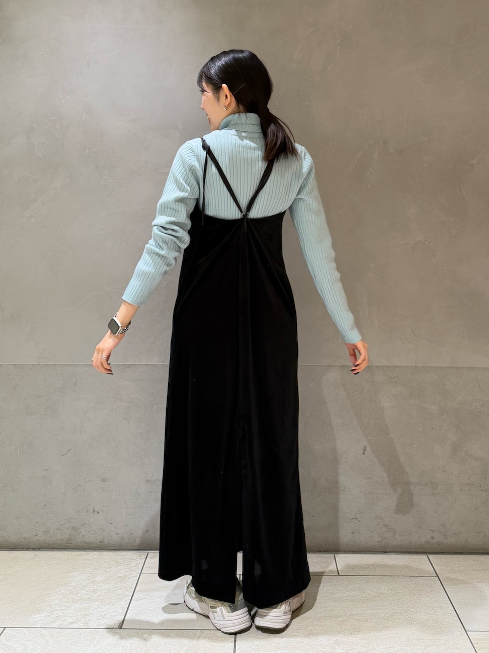 ブルー系のニット/セーター、ブラック系のワンピースを着用したレディースの冬コーディネートの5枚目の写真