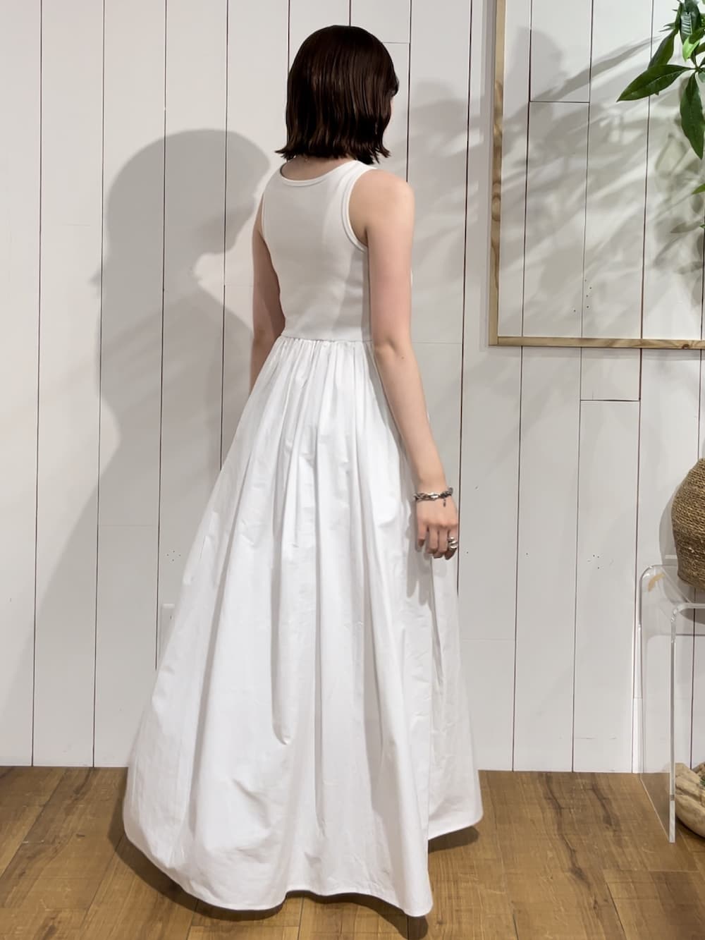 ホワイト系のワンピース、ゴールド系のネックレスを着用したレディースの夏コーディネートの2枚目の写真