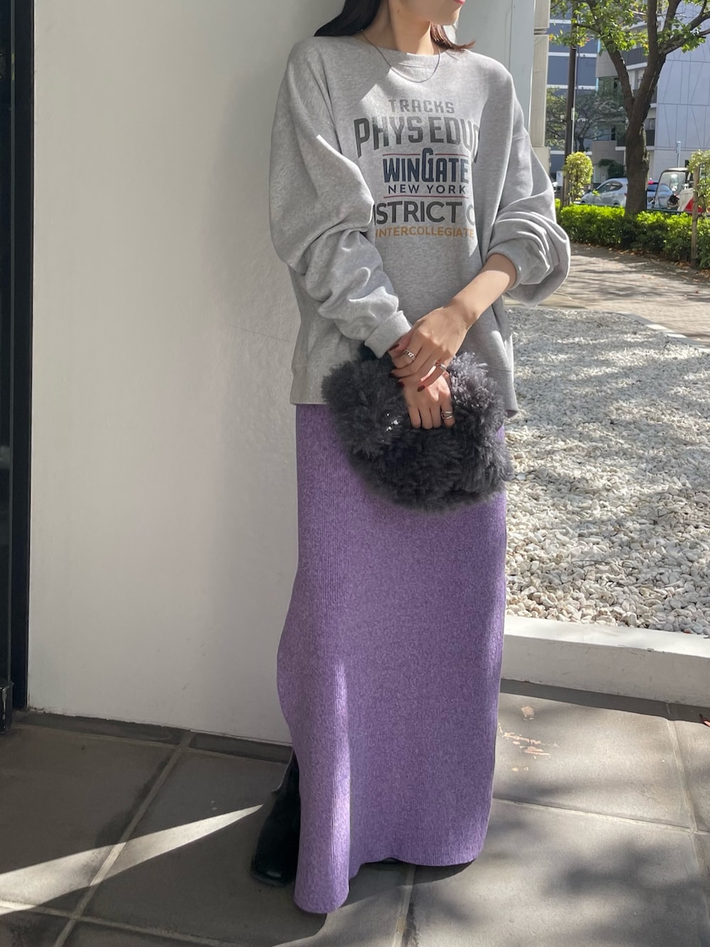 ブラック系のブーツ、グレー系のハンドバッグ、グレー系のスウェットを着用したレディースの秋コーディネートの4枚目の写真