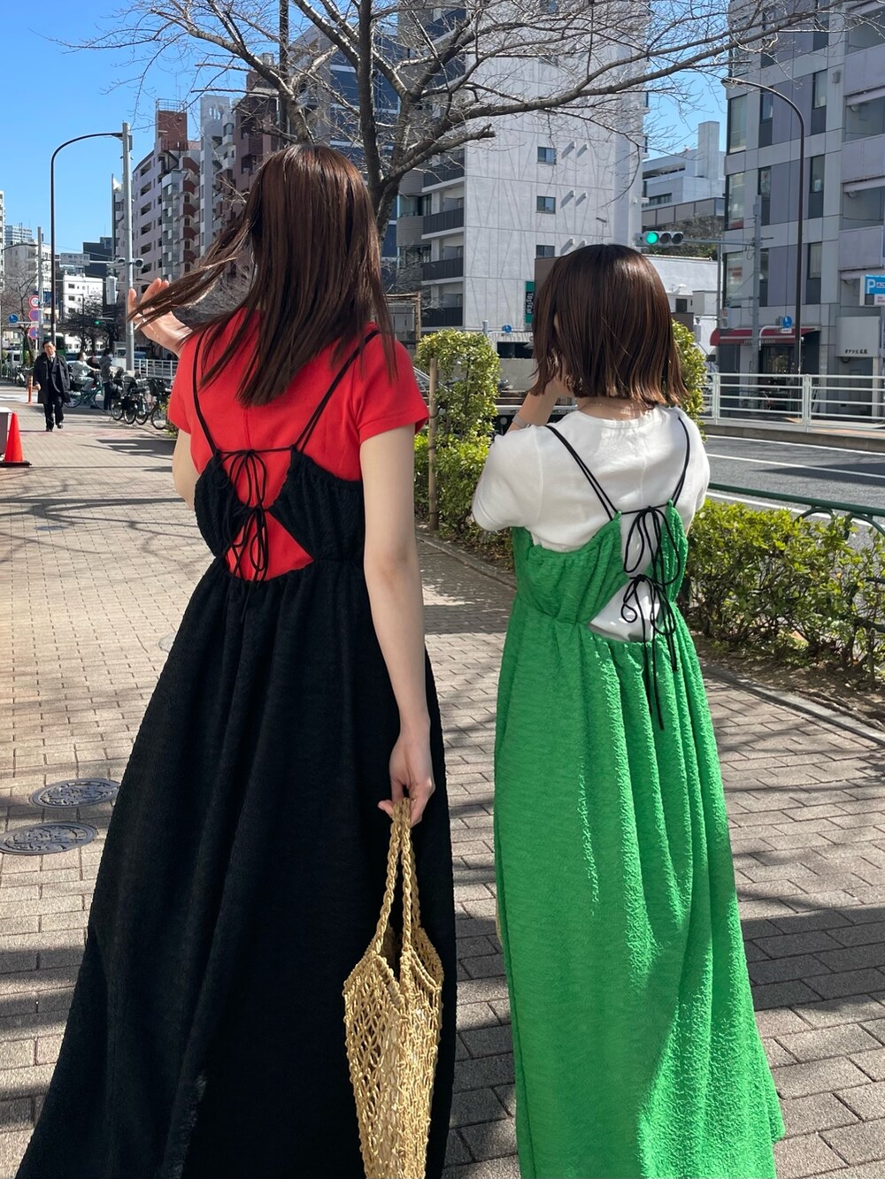 グリーン系のワンピース、ホワイト系のTシャツ/カットソー、ホワイト系のサンダルを着用したレディースの春コーディネートの4枚目の写真