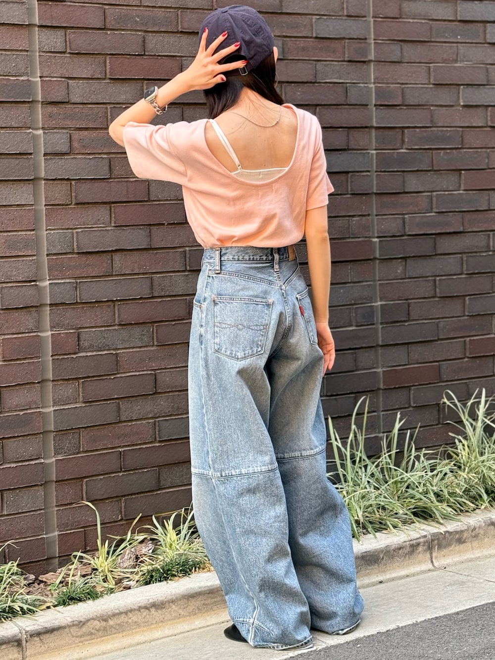 ピンク系のTシャツ/カットソー、ブルー系のデニムパンツ、ブラック系のバレエシューズを着用したレディースの夏コーディネートの2枚目の写真