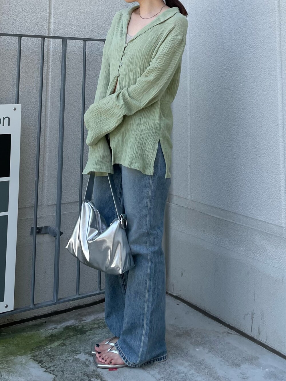 グリーン系のシャツ/ブラウス、グレー系のキャミソール、ホワイト系のエコバッグ/サブバッグを着用したレディースの夏コーディネートの4枚目の写真