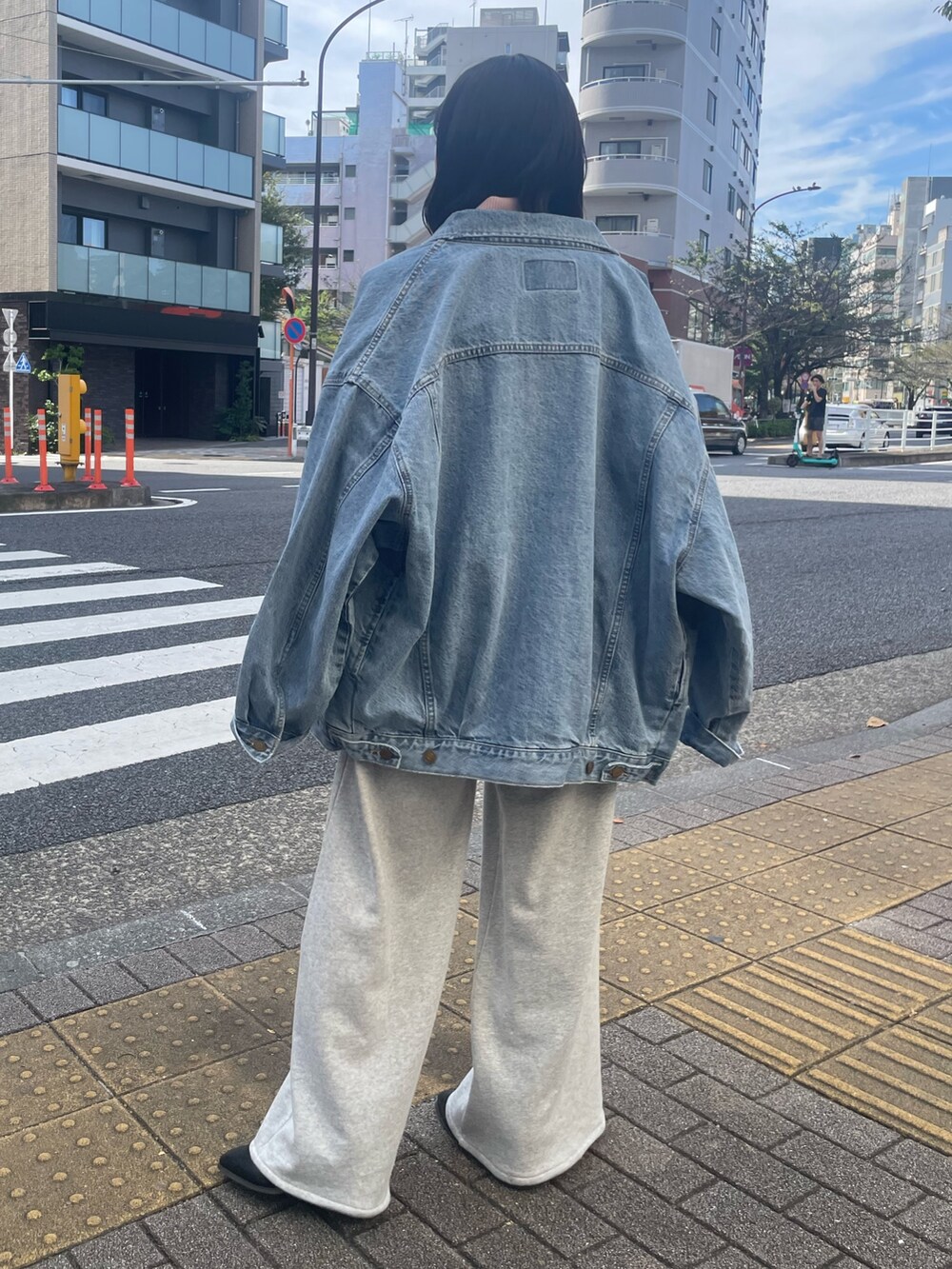 ピンク系のニット/セーター、グレー系のハンドバッグ、グレー系のスウェットパンツを着用したレディースの秋コーディネートの5枚目の写真