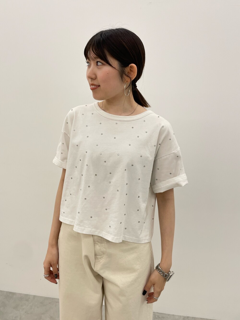 ホワイト系のデニムパンツ、シルバー系のサンダル、ホワイト系のTシャツ/カットソーを着用したレディースの春コーディネートの6枚目の写真