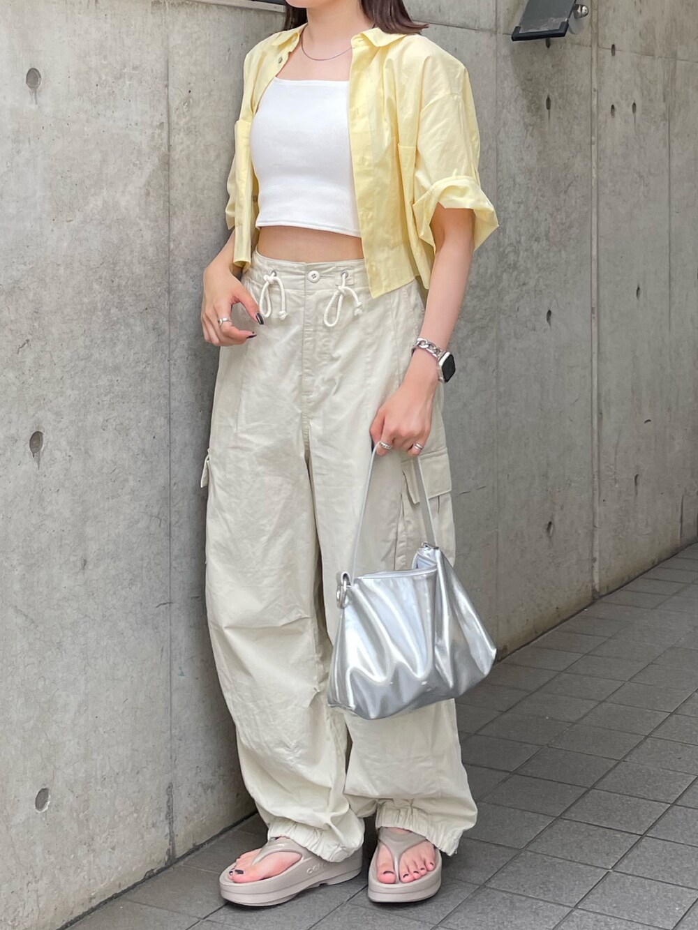 ホワイト系のカーゴパンツ、イエロー系のシャツ/ブラウスを着用したレディースの夏コーディネートの3枚目の写真
