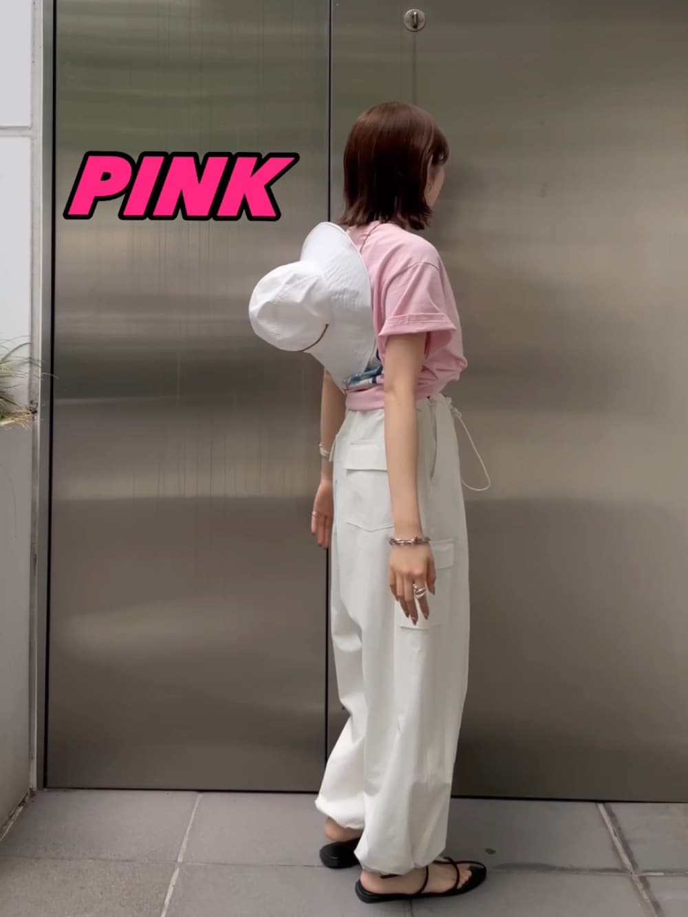 ホワイト系のカーゴパンツ、ブラック系のサンダル、ゴールド系のネックレスを着用したレディースの春コーディネートの5枚目の写真