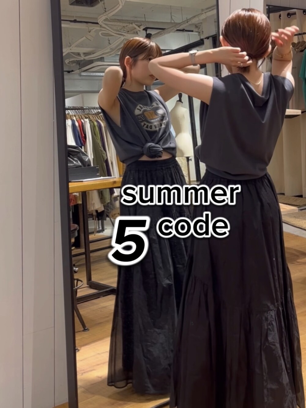 ブラック系のブーツ、ブラック系のスカート、グレー系のタンクトップを着用したレディースの夏コーディネートの3枚目の写真