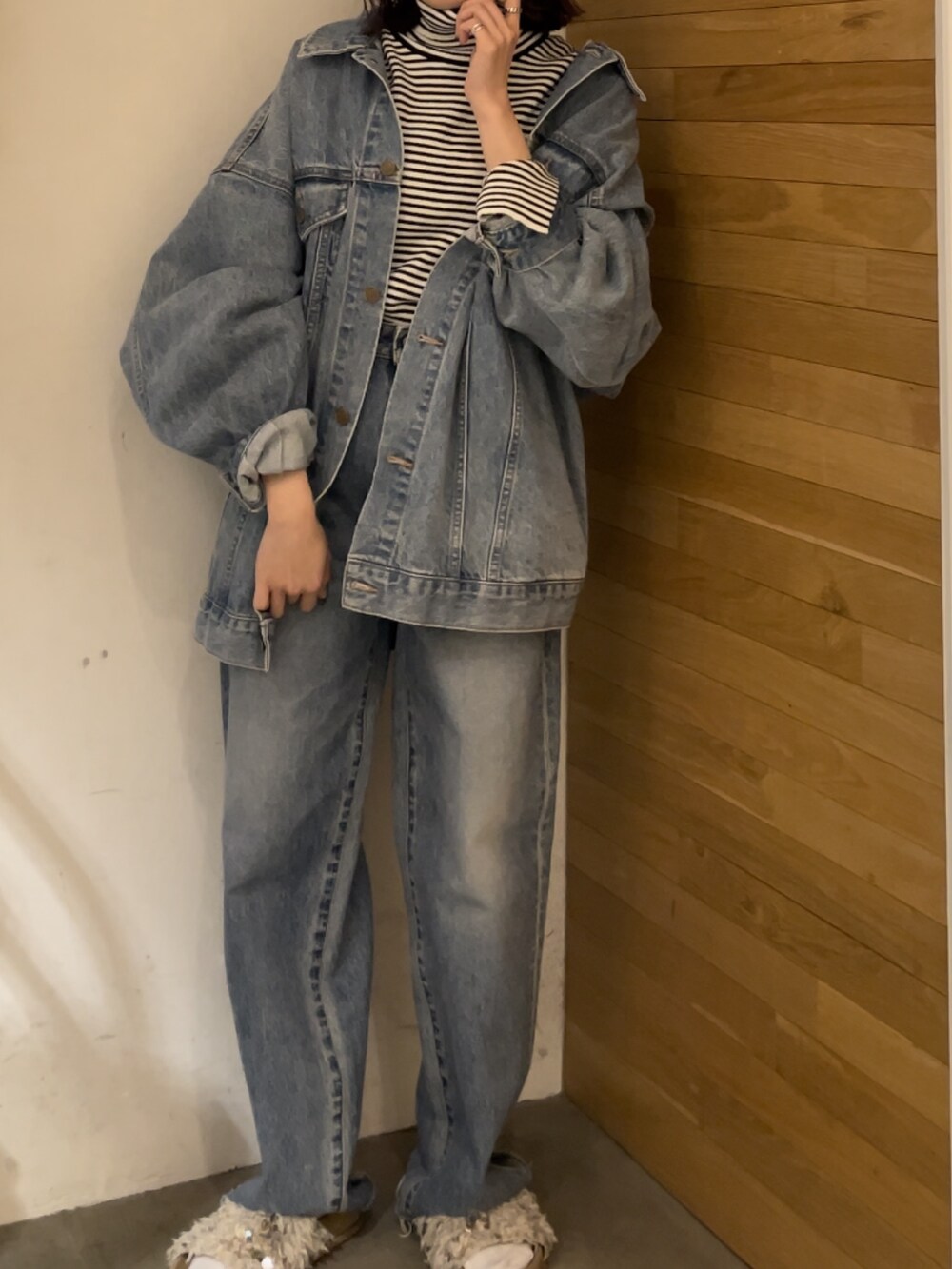 ホワイト系のサンダル、ホワイト系のニット/セーター、ブルー系のデニムジャケットを着用したレディースの春コーディネートの3枚目の写真