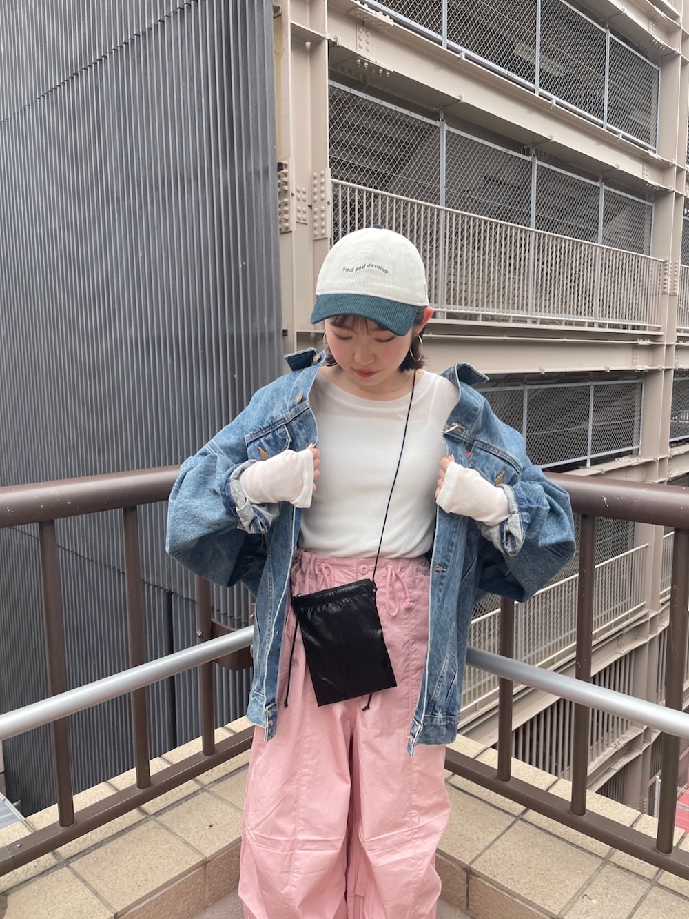 ブラック系のブーツ、ブルー系のデニムジャケット、ホワイト系のTシャツ/カットソーを着用したレディースの冬コーディネートの5枚目の写真