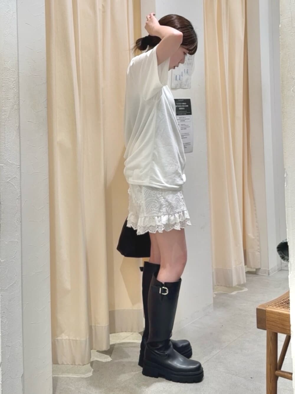 ホワイト系のその他パンツ、ホワイト系のTシャツ/カットソー、ブラック系のハンドバッグを着用したレディースの夏コーディネートの5枚目の写真