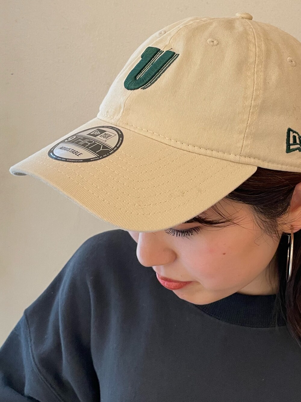 グレー系のスカート、ブラック系のブーツ、ブルー系のTシャツ/カットソーを着用したレディースの秋コーディネートの6枚目の写真