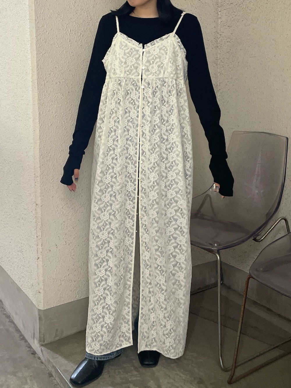 ホワイト系のワンピース、ブラック系のTシャツ/カットソー、ブラック系のブーツを着用したレディースの秋コーディネートの8枚目の写真