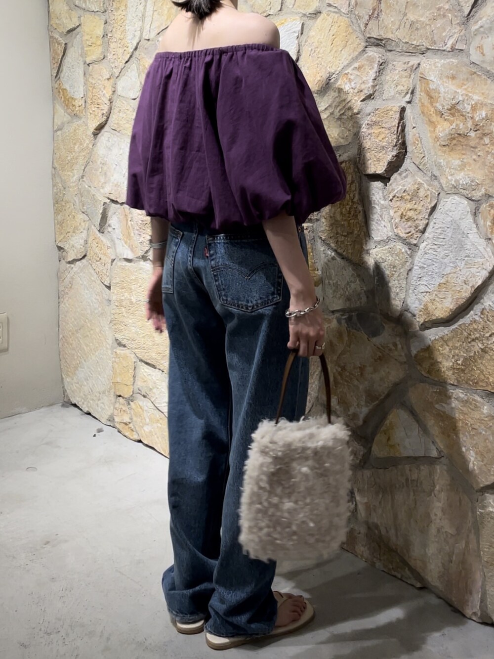 パープル系のシャツ/ブラウス、ホワイト系のサンダル、ブルー系のデニムパンツを着用したレディースの夏コーディネートの5枚目の写真