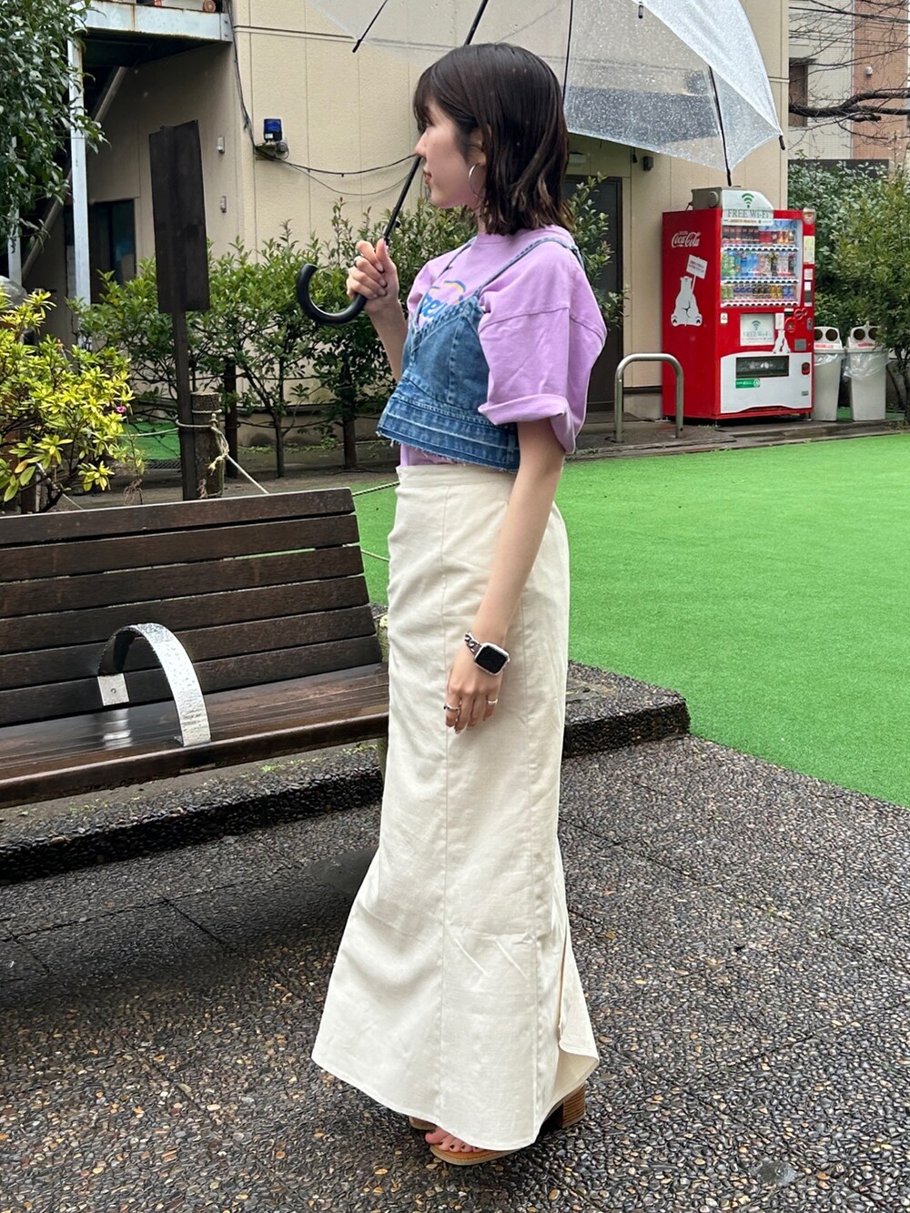 ブラック系のサンダル、ブルー系のキャミソール、パープル系のTシャツ/カットソーを着用したレディースの春コーディネートの4枚目の写真