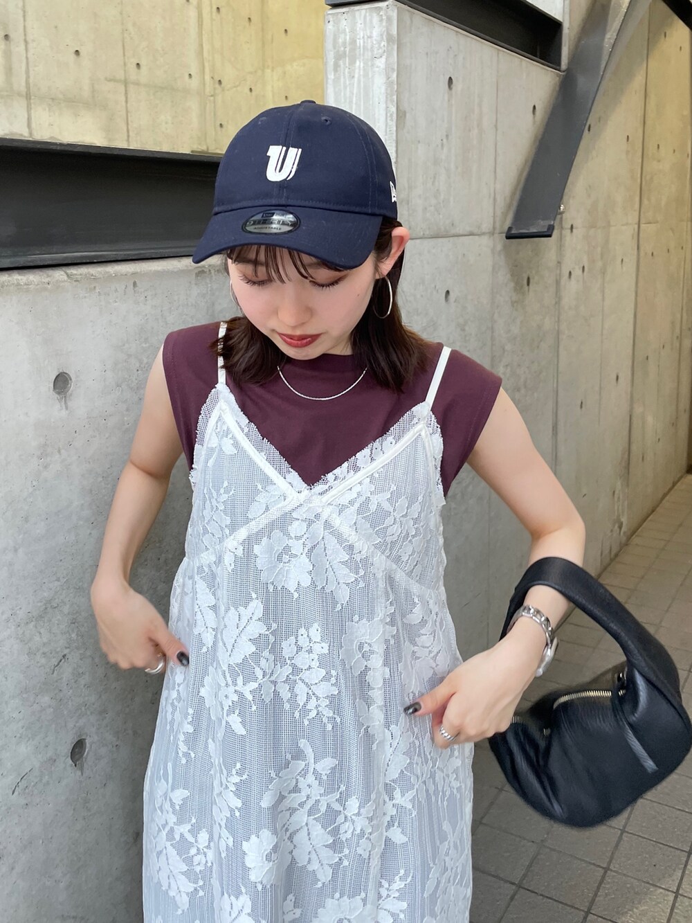 ホワイト系のワンピース、ブルー系のデニムパンツ、ブラウン系のTシャツ/カットソーを着用したレディースの夏コーディネートの2枚目の写真