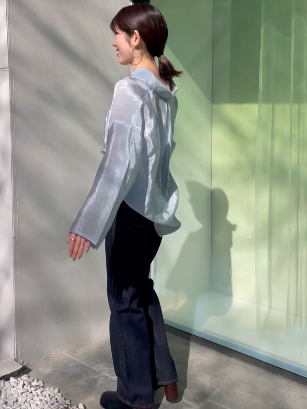 ブラック系のブーツ、ブルー系のデニムパンツ、ブルー系のシャツ/ブラウスを着用したレディースの冬コーディネートの5枚目の写真