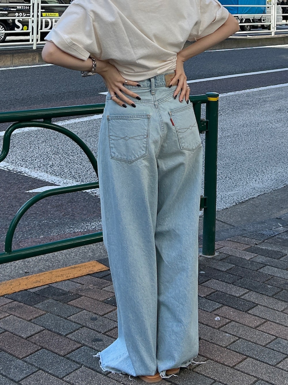 「デニムパンツ、デニムコーデ、デニム、Tシャツ、Tシャツ×デニム、Tシャツコーデ、カジュアルコーデ、カジュアル、カットオフ、カットオフデニム、バギーデニム、夏服コーデ、ゆるコーデ、夏ファッション、夏服」｜「Ungridのカットオフバギールーズデニム（デニムパンツ、ブルー系）」を使った、多田詩音さん（レディース・152cm）の夏コーディネートの7枚目の写真