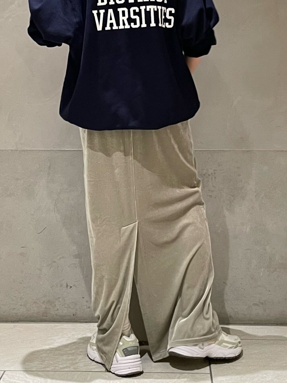 ホワイト系のTシャツ/カットソー、ブルー系のスウェット、グレー系のワンピースを着用したレディースの秋コーディネートの6枚目の写真