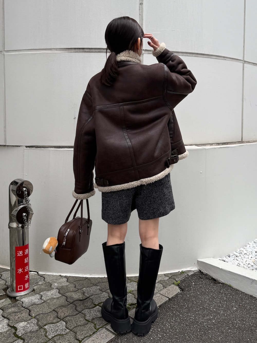 ブラウン系のハンドバッグ、グレー系のその他パンツ、ブラウン系のスウェットを着用したレディースの秋コーディネートの6枚目の写真