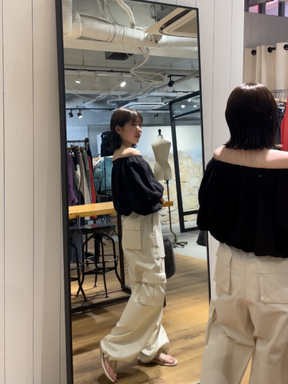 ホワイト系のサンダル、グレー系のハンドバッグ、ブラック系のシャツ/ブラウスを着用したレディースの夏コーディネートの2枚目の写真