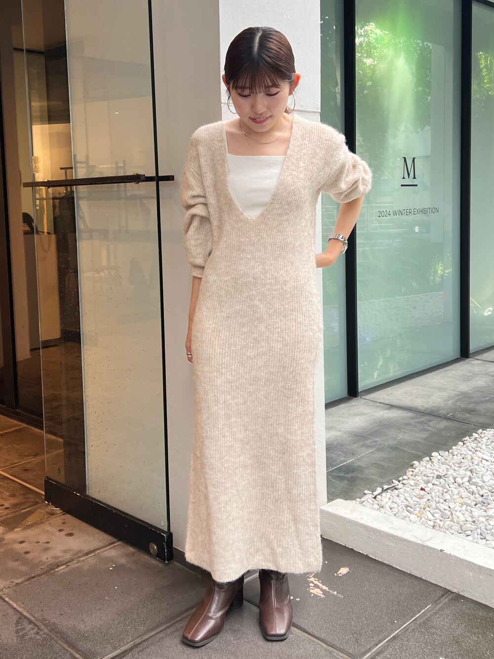 ブラウン系のブーツ、ベージュ系のワンピースを着用したレディースの秋コーディネートの6枚目の写真