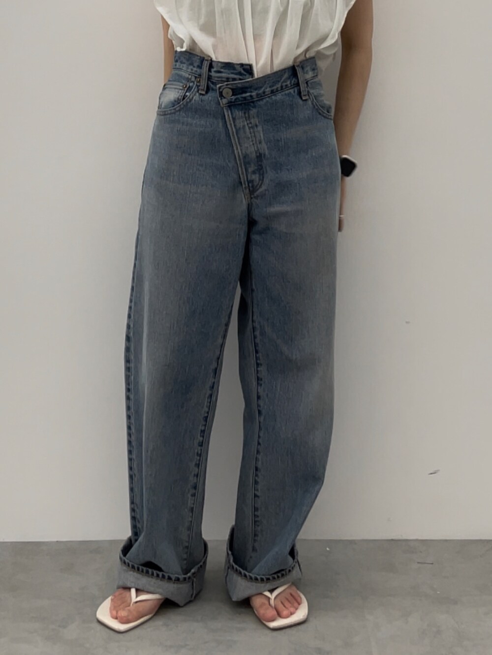 グレー系のキャミソール、ホワイト系のサンダル、ホワイト系のシャツ/ブラウスを着用したレディースの夏コーディネートの6枚目の写真