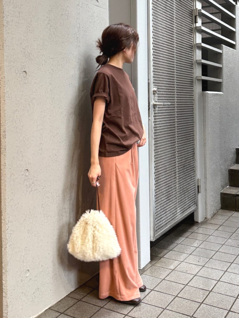 ブラウン系のその他シューズ、ピンク系のその他パンツ、ブラウン系のTシャツ/カットソーを着用したレディースの夏コーディネートの6枚目の写真