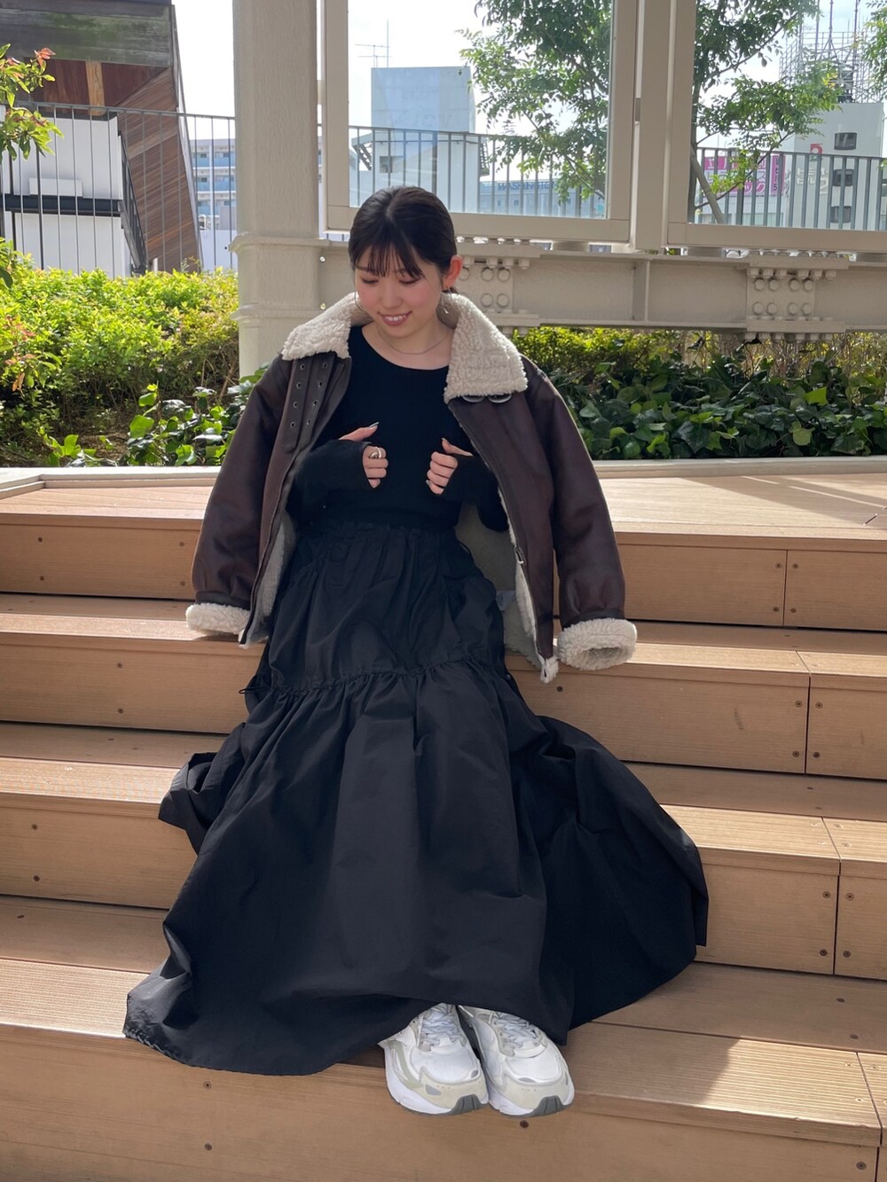 ブラック系のワンピース、ブラウン系のムートンコートを着用したレディースの秋コーディネートの3枚目の写真