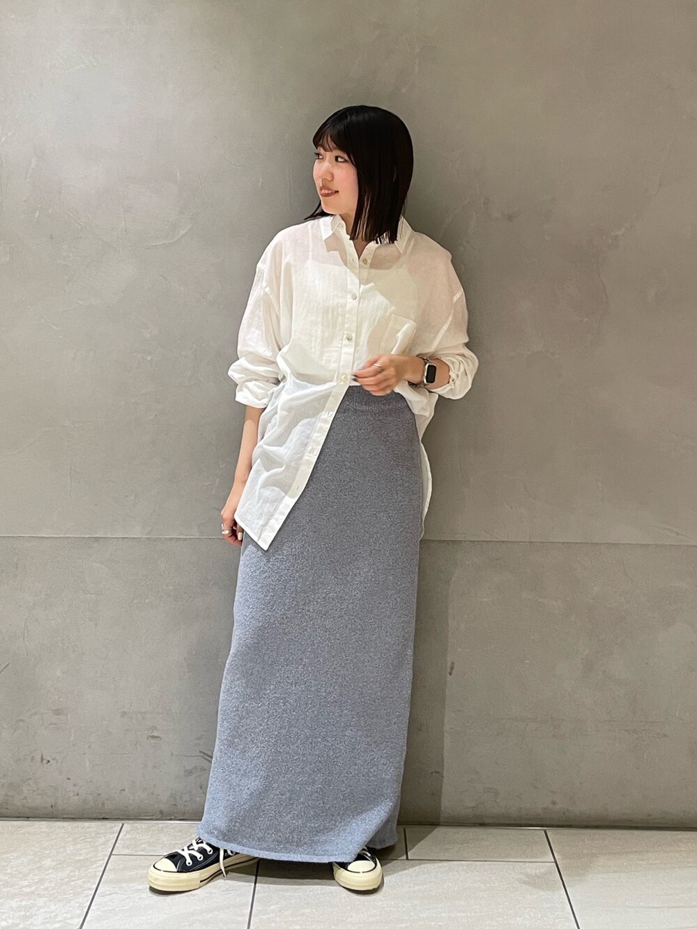 ホワイト系のシャツ/ブラウス、ブルー系のスカートを着用したレディースの春コーディネートの2枚目の写真