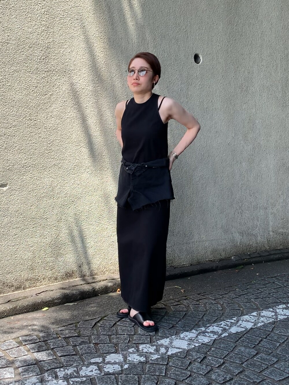 ブラック系のワンピース、ブラック系のパンツ、ブラック系のサンダルを着用したレディースの夏コーディネートの3枚目の写真