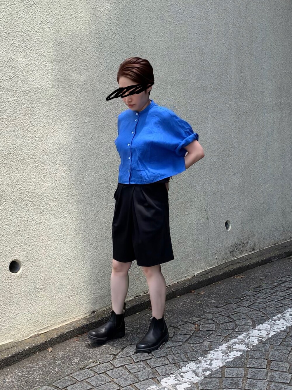 ブルー系のシャツ/ブラウス、ブラック系のその他パンツ、ブラック系のブーツを着用したレディースの夏コーディネートの2枚目の写真