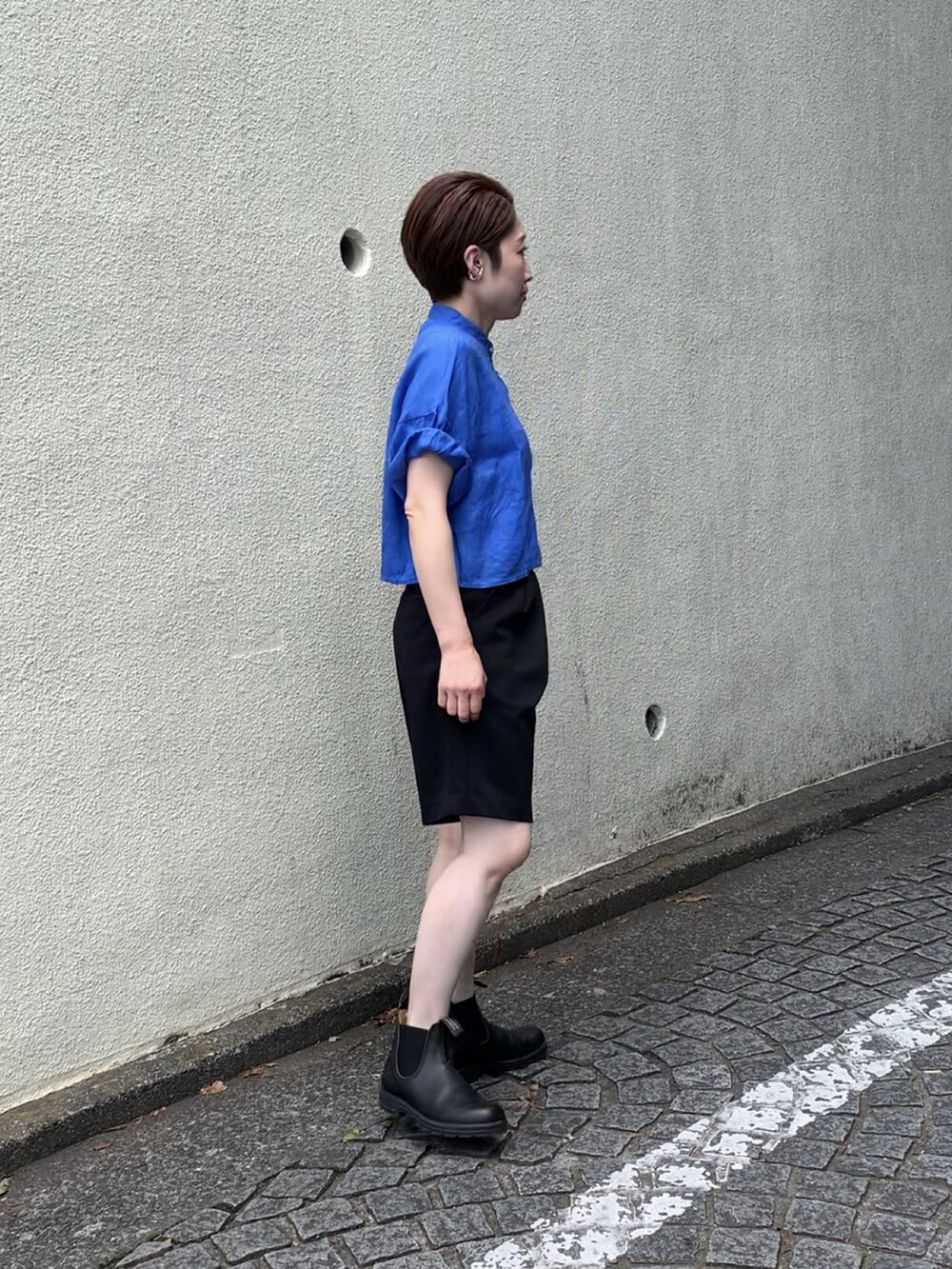 ブルー系のシャツ/ブラウス、ブラック系のその他パンツ、ブラック系のブーツを着用したレディースの夏コーディネートの3枚目の写真