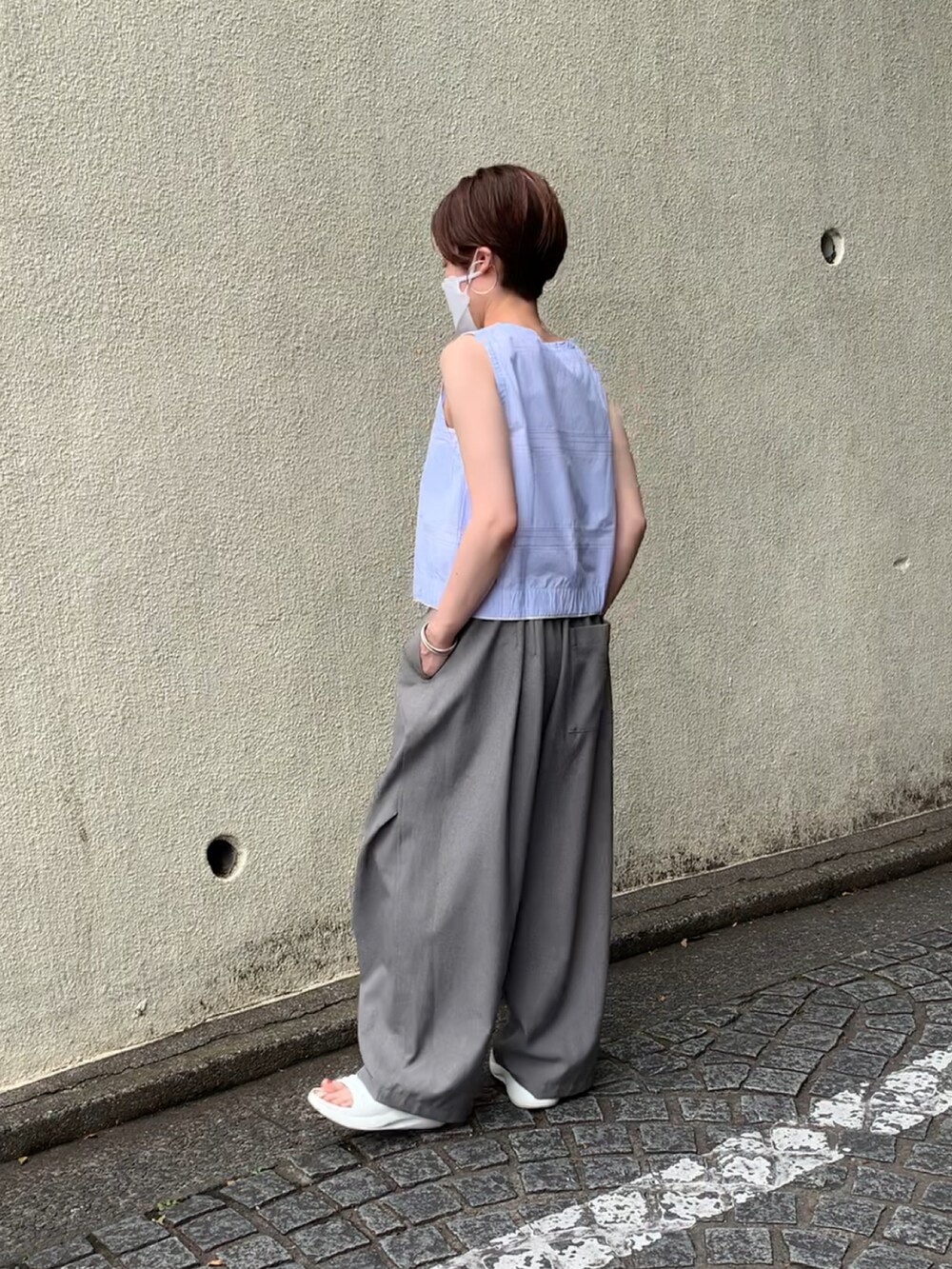 ブルー系のシャツ/ブラウス、グレー系のカーゴパンツ、ホワイト系のサンダルを着用したレディースの夏コーディネートの3枚目の写真