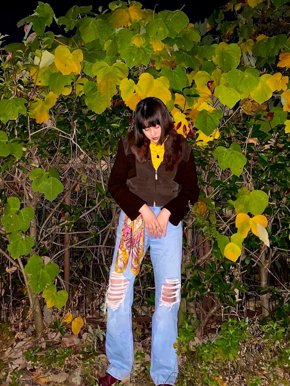 ブルー系のデニムパンツ、レッド系のシューズを着用したレディースの春コーディネートの2枚目の写真