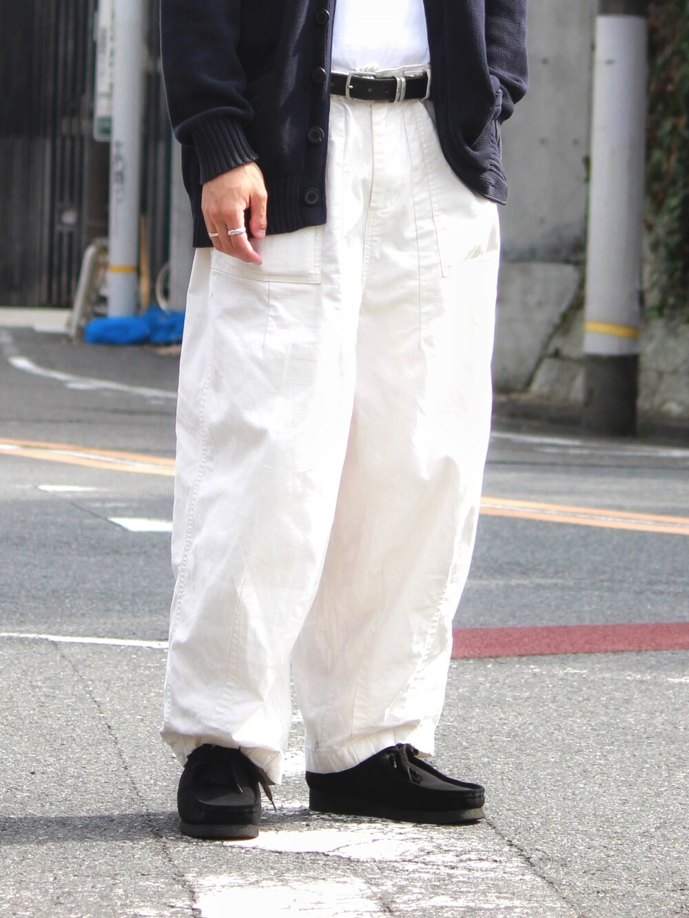 ブルー系のカーディガン/ボレロ、ブラック系のモカシン/デッキシューズ、ホワイト系のカーゴパンツを着用したメンズの春コーディネートの2枚目の写真