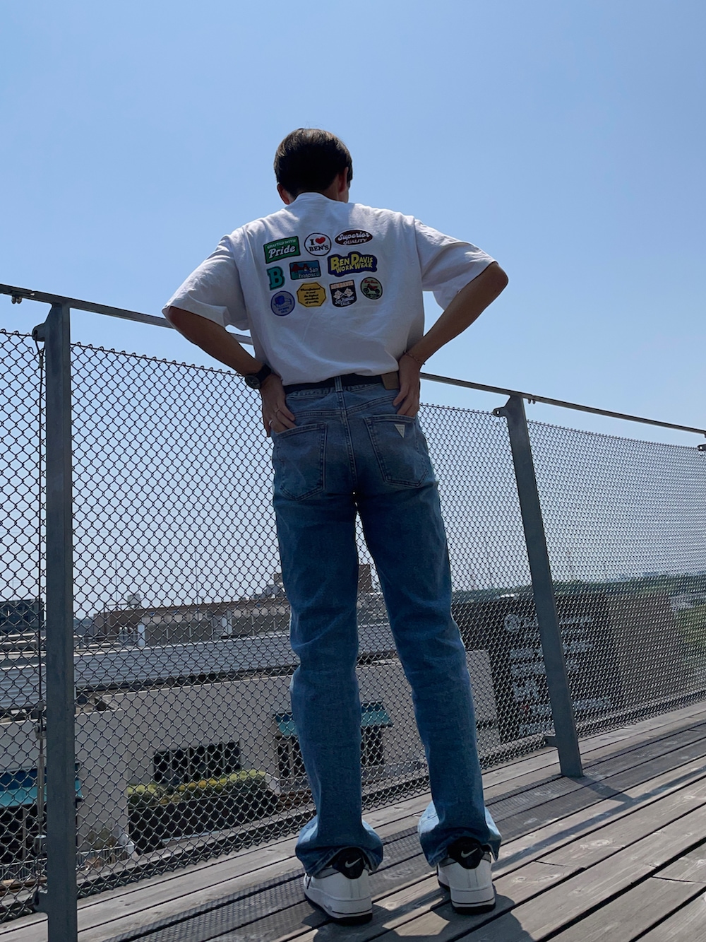 「高校生、フレアデニム、guess、メンズファッション、デニム、夏ファッション、Tシャツ、お洒落さんとつながりたい、いいね、save、フォローお願いします🤑、WEARyouthコーデ、お出かけコーデ」｜「GuessのNew Fit Denim Pant（デニムパンツ、ブルー系）」を使った、ユースケさん（メンズ・168cm）の夏コーディネートの2枚目の写真