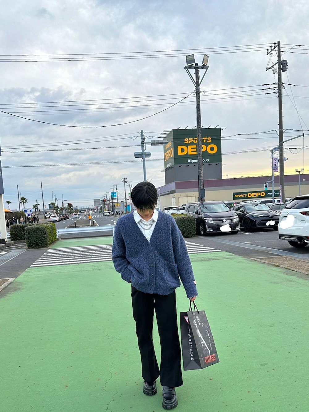 「高校生、WEARyouthコーデ、カーディガン、秋っぽコーデ更新中、初秋コーデ、休日スタイル、ローファー、今日のコーデ、お洒落さんとつながりたい、デートコーデ、いいね、save、フォローお願いします🤑、きれいめコーディネート、いいね返し、フレアパンツ、韓国ファッション」｜「Rocky MonroeのTRストレッチ センタープレス ブーツカットフレアスラックスパンツ 美シルエット（スラックス、ブラック系）」を使った、ユースケさん（メンズ・167cm）の秋コーディネートの2枚目の写真