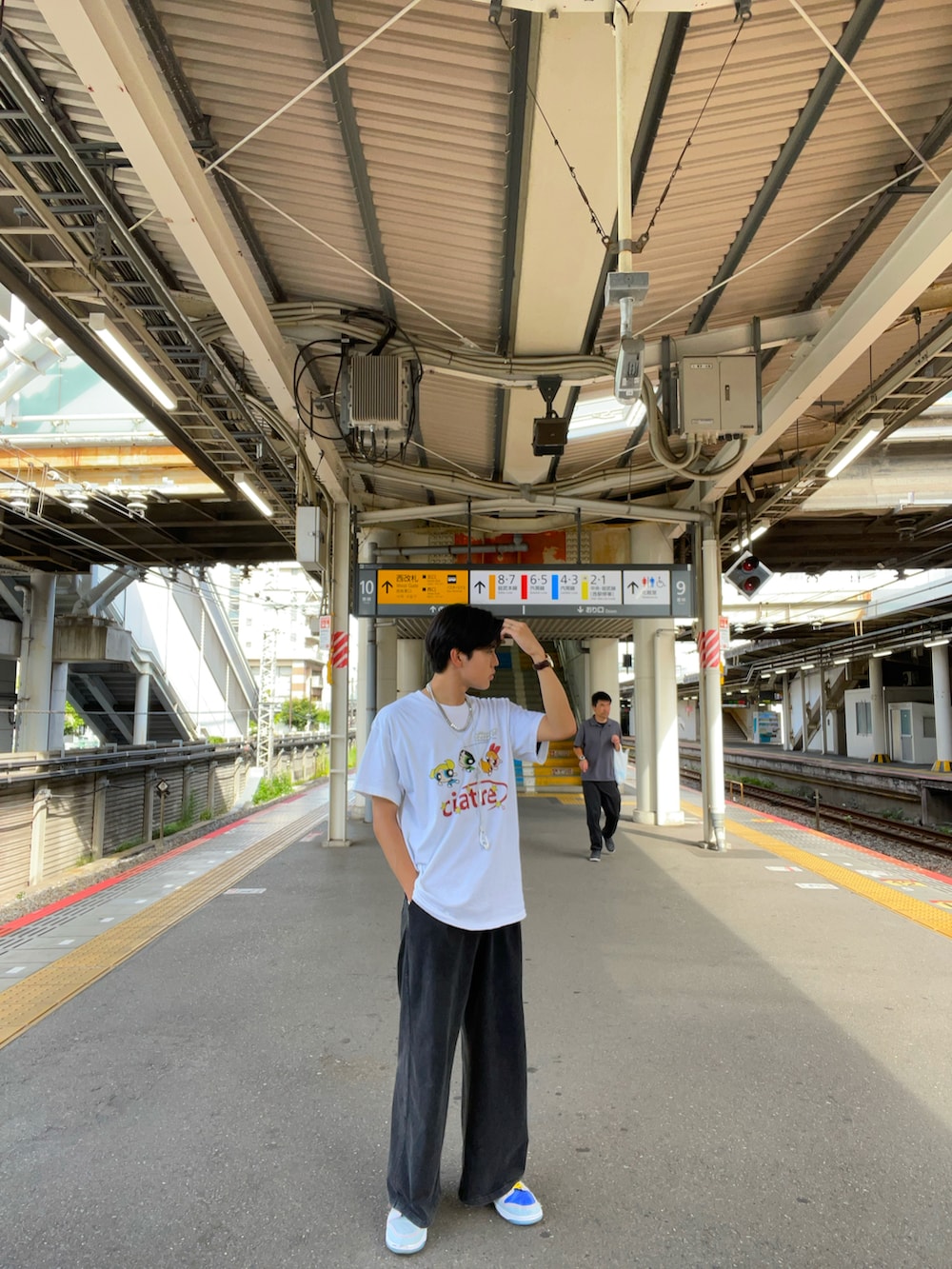 ホワイト系のTシャツ/カットソー、ブルー系のサングラス、ブラック系のその他を着用したメンズの夏コーディネートの2枚目の写真