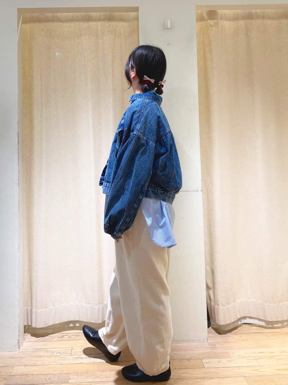 「Samansa Mos2、サマンサ モスモス(Samansa Mos2)、春コーデ、カジュアル、デニムジャケット、バンドカラーシャツ、コクーンパンツ」｜「Samansa Mos2のケミカルウォッシュデニムGジャン（ノーカラージャケット、ブルー系）」を使った、春さん（レディース・157cm）の春コーディネートの2枚目の写真