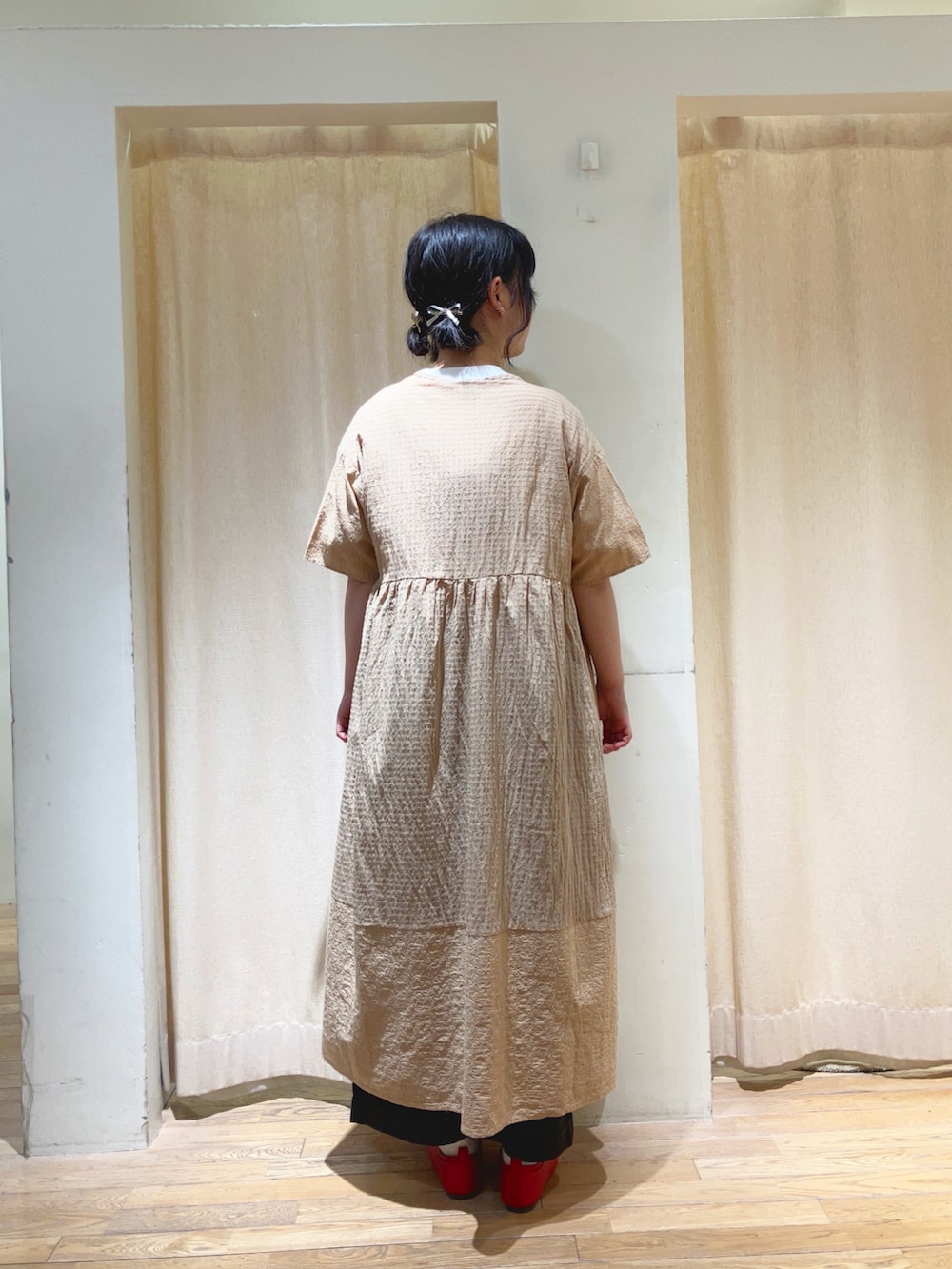 ホワイト系のTシャツ/カットソー、ベージュ系のワンピース、グレー系のその他パンツを着用したレディースの春コーディネートの2枚目の写真